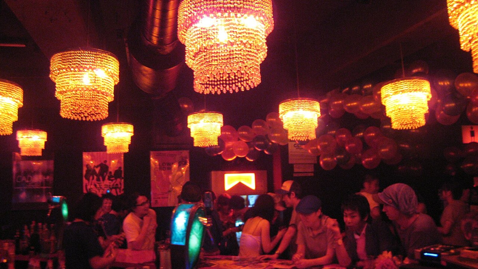 Loosie's Nightclub红色灯光酒廊氛围示意图