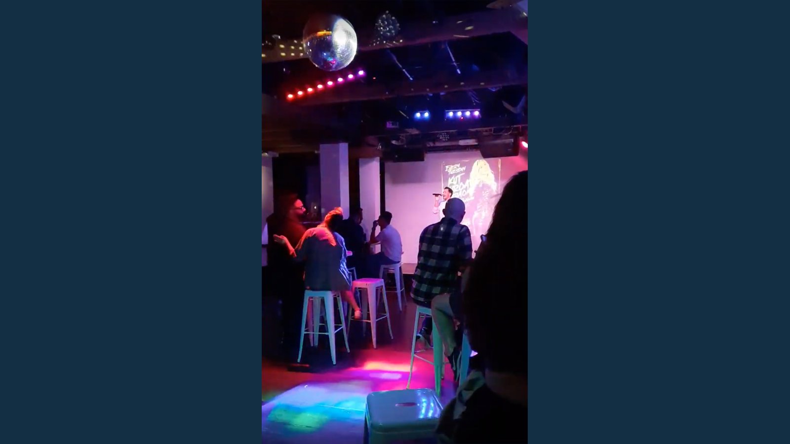 Happy Karaoke纽约室内卡拉 OK 夜场氛围示意图