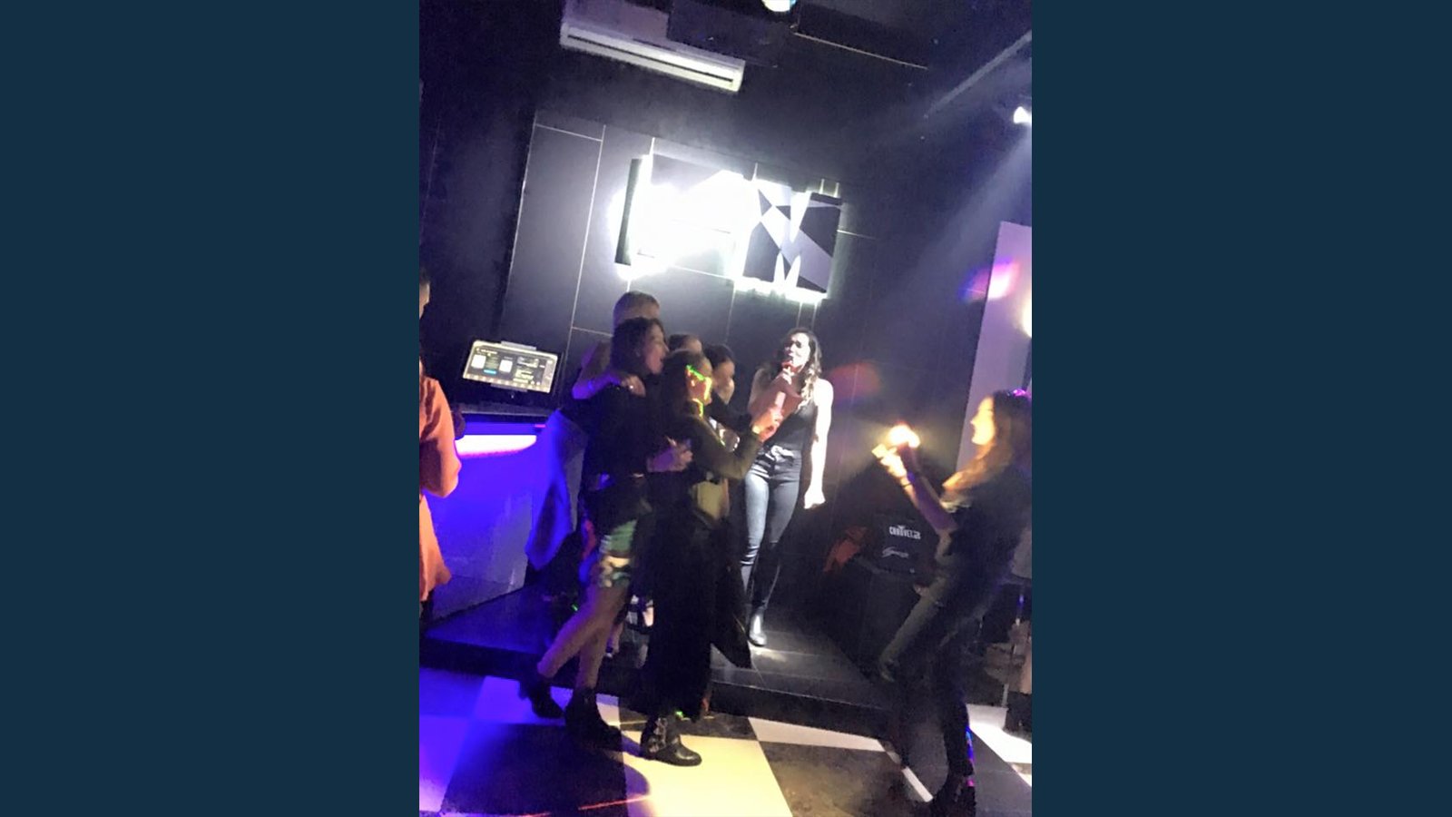 AUX Karaoke Box朋友聚会唱歌氛围示意图